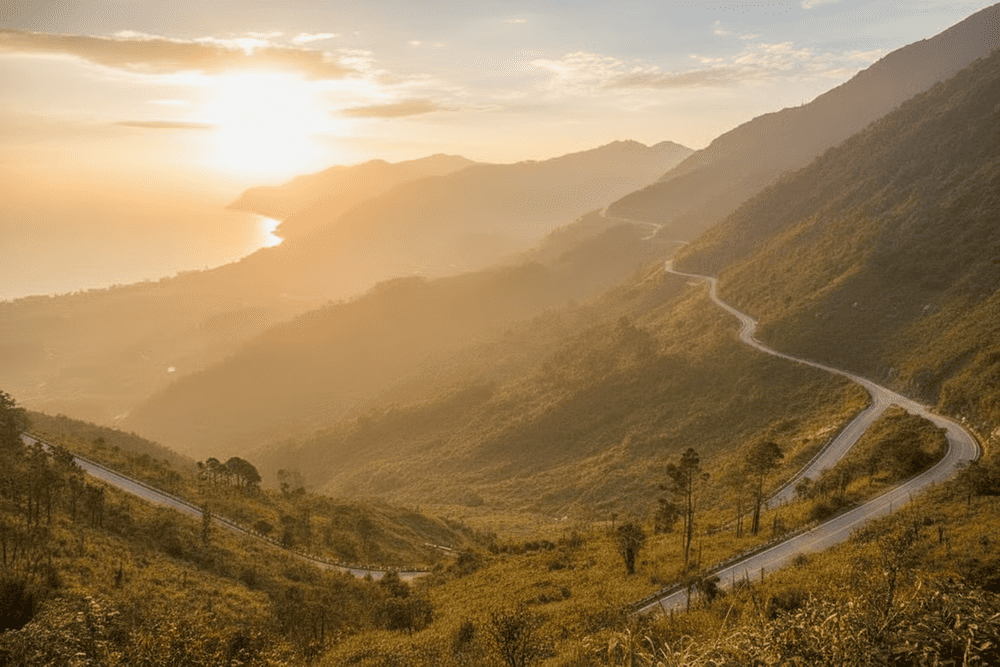 Du khách nên cẩn thận khi di chuyển, nhất là thời điểm sáng sớm và chiều muộn vì đèo Hải Vân thường có sương mù bao phủ